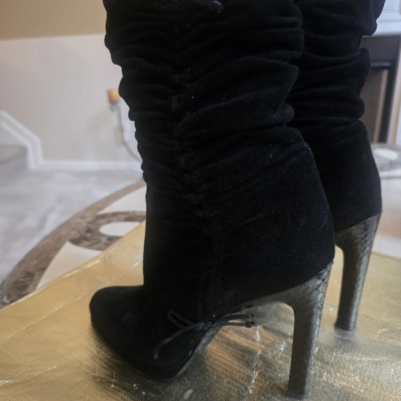 Black Gucci suede boots with side bow. Size 8 - Picture 2 of 5